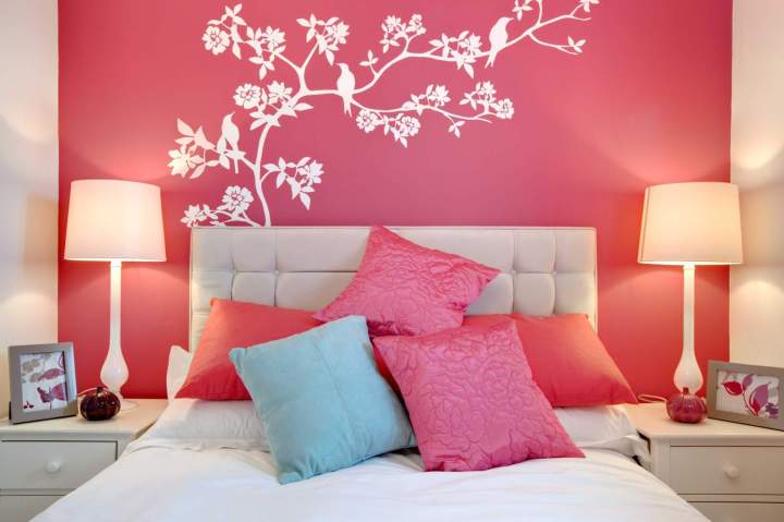 Une chambre à coucher décorée avec un revêtement mural design, lit confortable, éclairage dambiance, décoration harmonieuse, photo inspirante.